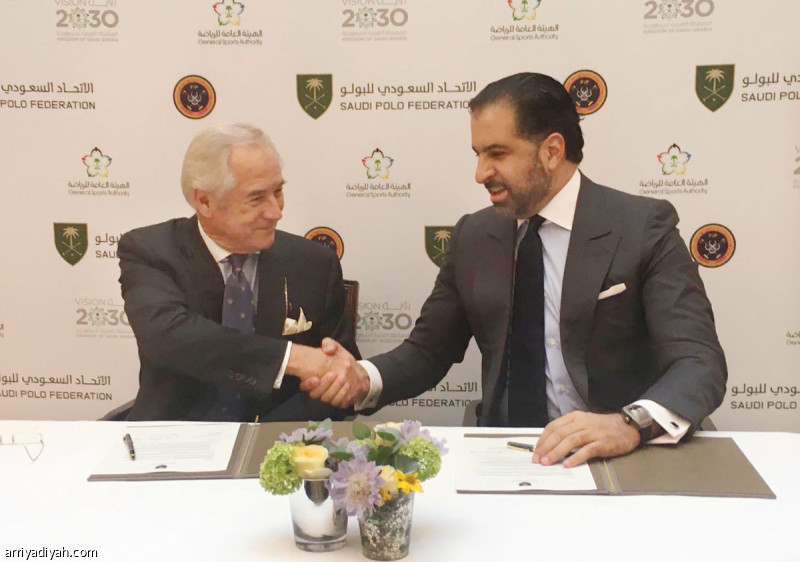 صورة التقطت أمس من توقيع زيدان رئيس اتحاد البولو مع دنفرس رئيس الاتحاد الدولي (المركز الإعلامي ـ اتحاد البولو)