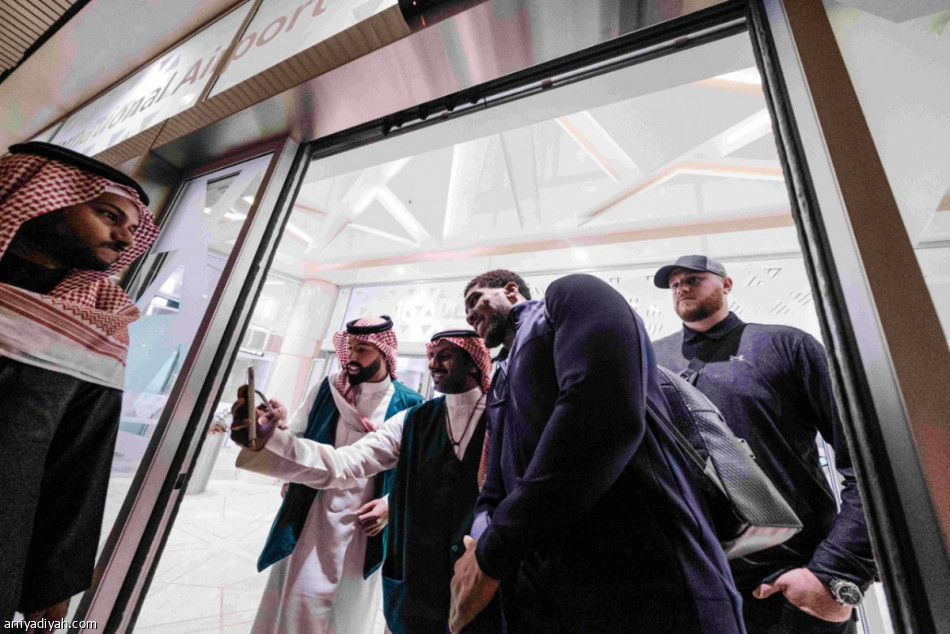 رويز وجوشوا يصلان الرياض لنزال الدرعية التاريخي