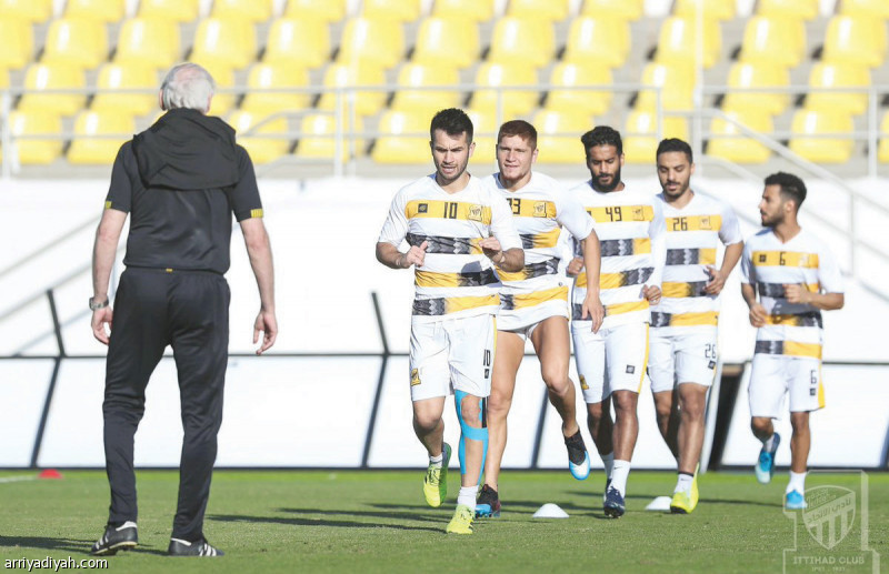 صورة التقطت أمس للتشيلي فلانويفا يتقدم لاعبو فريق الاتحاد الأول لكرة القدم في التدريب قبل الأخير قبل مواجهة أولمبيك آسفي في البطولة العربية (المركز الإعلامي ـ الاتحاد)