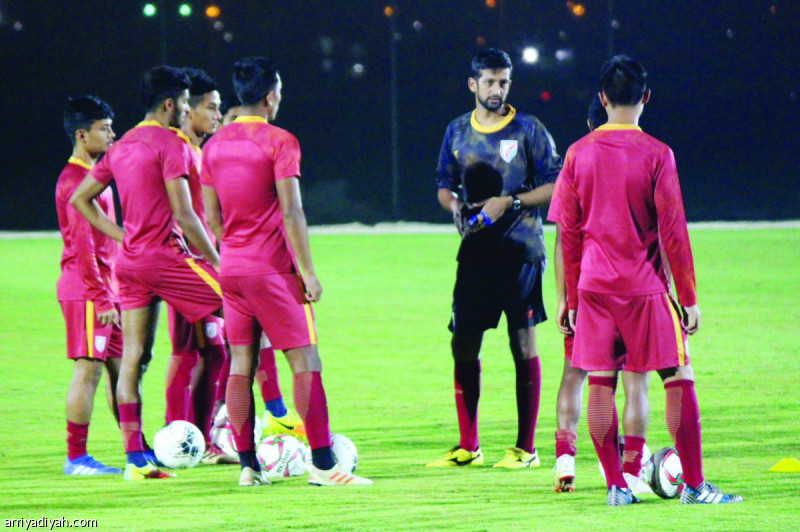 صورة التقطت أمس لبينتو مدرب المنتخب الهندي يوجه لاعبيه أثناء الحصة التدرييبة أمس في الدمام (المركز الإعلامي ـ الاتحاد الهندي لكرة القدم)