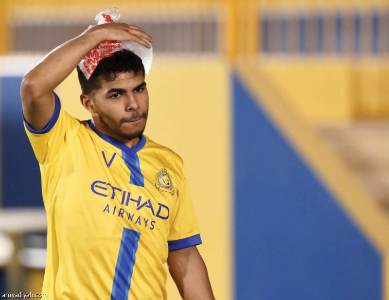 صورة التقطت امس ليحيي الشهري لاعب فريق النصر الاول لكرة القدم يضع كيس الثلج فوق رأسه لتخفيف حرارة الأجواء عقب انتهاء التدريبات التي فرضها البرتغالي فيتوريا على اللاعبين تصوير : عبدالعزيز النومان