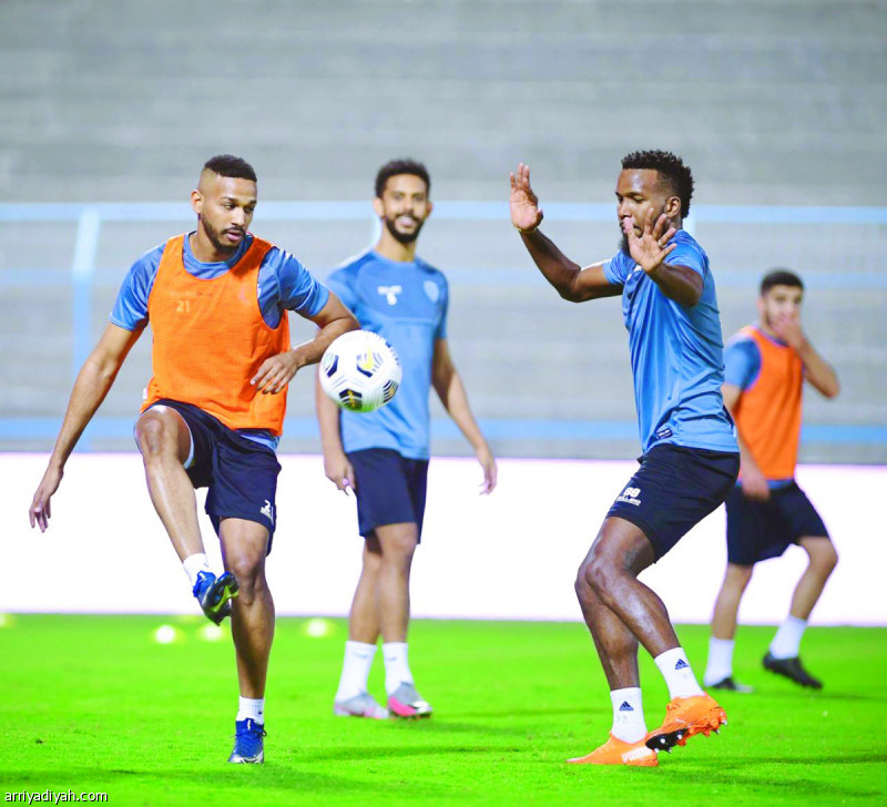 صورة التقطت أمس لمواجهة بين التريندادي هايلاند وزكريا سامي لاعبي وسط الباطن في التدريبات (المركز الإعلامي ـ الباطن)