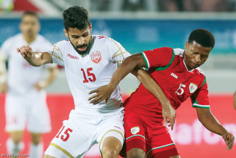 صورة التقطت أمس لربيعة المنذر لاعب عمان وجاسم الشيخ لاعب البحرين يتنافسان على الكرة (الفرنسية)