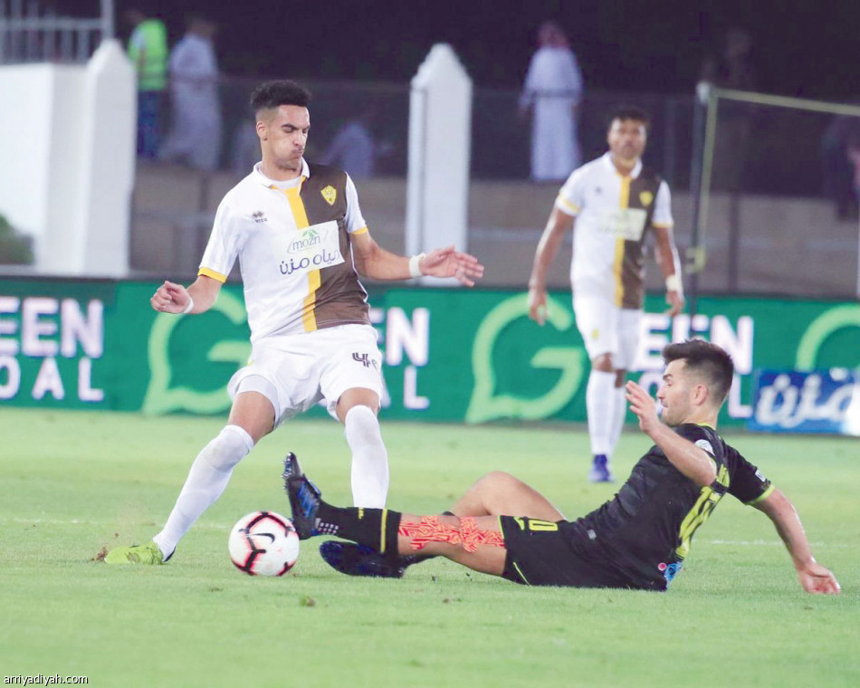 الهلال
يكتفي بالوصيف