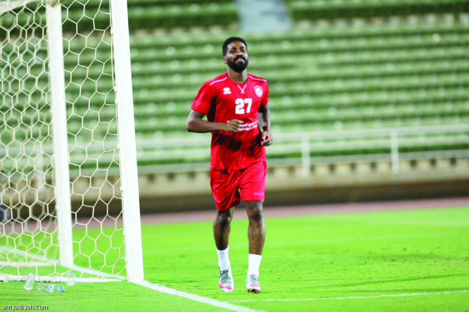 خميس يظهر.. ويؤجل المشاركة