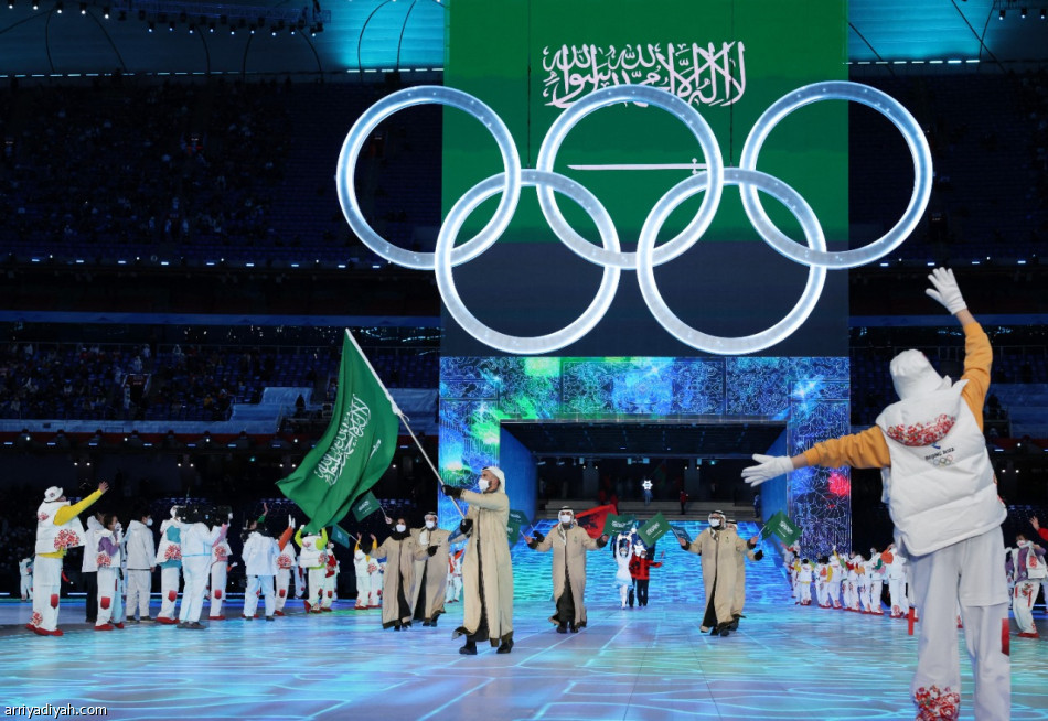 عابدي يرفع العلم السعودي في بكين