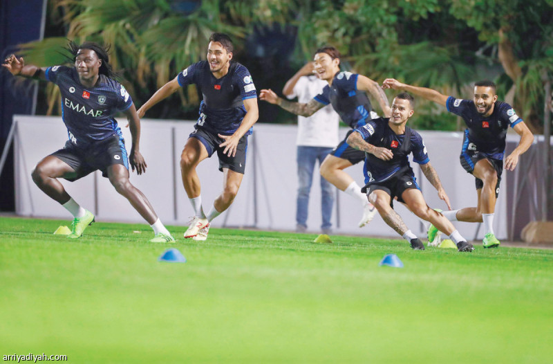 صورة التقطت أمس للخماسي البريك وجيوفينكو وهيون وإدواردو وجوميز لاعبي فريق الهلال الأول لكرة القدم يؤدون جملة تكتيكية طلبت من قبل الروماني رازفان مدرب الفريق (المركز الإعلامي ـ الهلال)