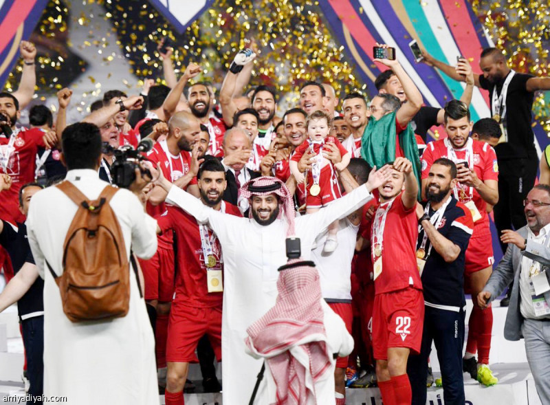 توج فريق النجم الساحلي التونسي الأول لكرة القدم بطلاً لكأس زايد للأندية الأبطال، عقب فوزه على نظيره الهلال بثنائية كريم عريبي و محمد المثناني مقابل هدف أزرق سجله جوميز، على ملعب هزاع بن زايد في مدينة العين الإماراتية.. وفي الصورة التي التقطت أمس تركي آل الشيخ رئيس الاتحاد العربي لكرة القدم يشارك فريق النجم الساحلي فرحة البطولة (المركز الإعلامي ـ الاتحاد العربي)