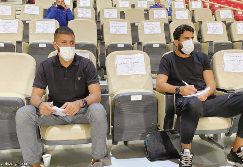 صورة التقطت أمس للثنائي سفيان خياري ومحمد أمين مساعدي مدرب المنتخب يتابعان مباراة الوحدة والقادسية (صورة خاصة بالرياضية)