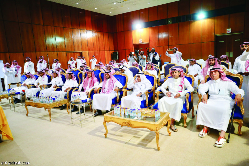صورة التقطت أمس لأعضاء الجمعية العمومية في نادي النصر داخل قاعة سلطان بن سلمان بعد إكمالهم إجراءات التسجيل قبل تأجيل الجمعية لعدم اكتمال النصاب تصوير: عبدالعزيز النومان