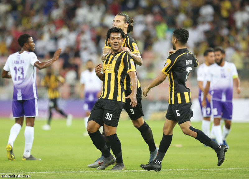 صورة التقطت أمس للبرازيلي رومارينيو لاعب فريق الاتحاد يتلقى التهنئة من الصربي بريجوفيتش والسميري زميليه بعد تسجيله الهدف الأول في مرمى العهد اللبنانيتصوير: عدنان مهدلي