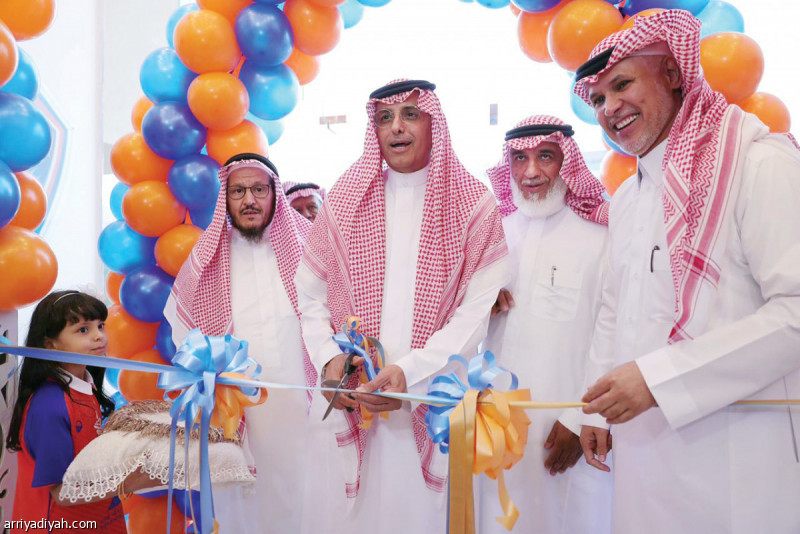 صورة التقطت أمس من افتتاح متجر الفيحاء يظهر فيها عبد الله العقيل عضو شرف النادي يقص شريط تدشينه (الرياضية)
