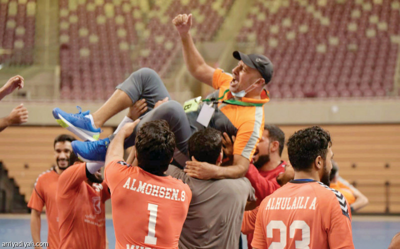 صورة التقطت أمس من فرحة لاعبي مضر مع السعودي منعم هلال مدرب الفريق بعد فوزهم بلقب بطولة النخبة(المركز الإعلامي ـ مضر)