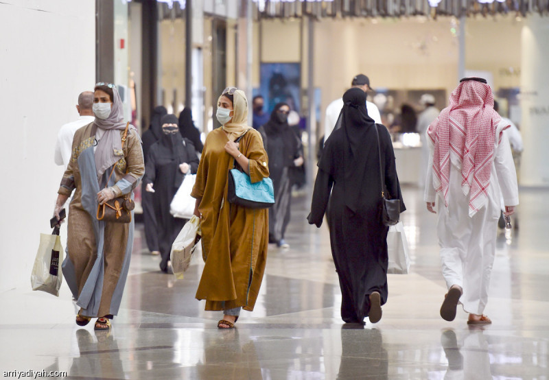 صورة التقطت أمس لفتاتين ترتديان الكمامة أثناء تسوقهما بأحد المراكز التجارية في الرياض خلال فترة السماح بالتجول ضمن الإجراءات الاحترازية والوقائية لمواجهة فيروس كورونا (الفرنسية)