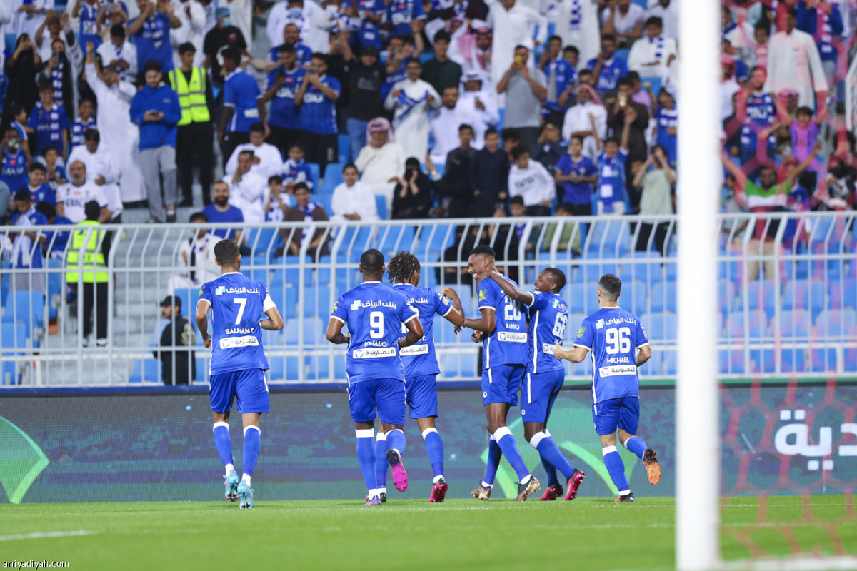 الهلال يعبر