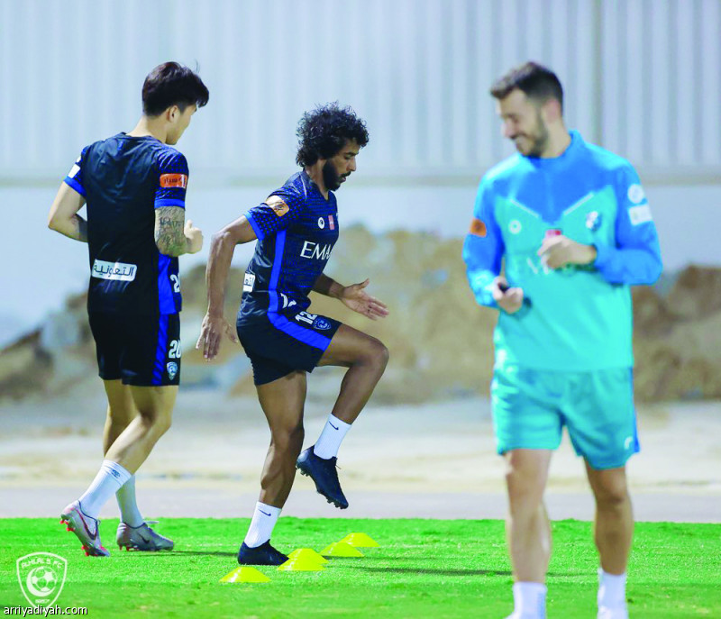صورة التقطت أمس لياسر الشهراني والكوري الجنوبي يانج هيون سوو مدافعي فريق الهلال الأول لكرة القدم، خلال مشاركتهما في الحصة التدريبية لفريق الهلال الذي يخوض اليوم مباراة نصف النهائي أمام أبها على ملعب فيصل بن فهد في الملز (المركز الإعلامي - الهلال)