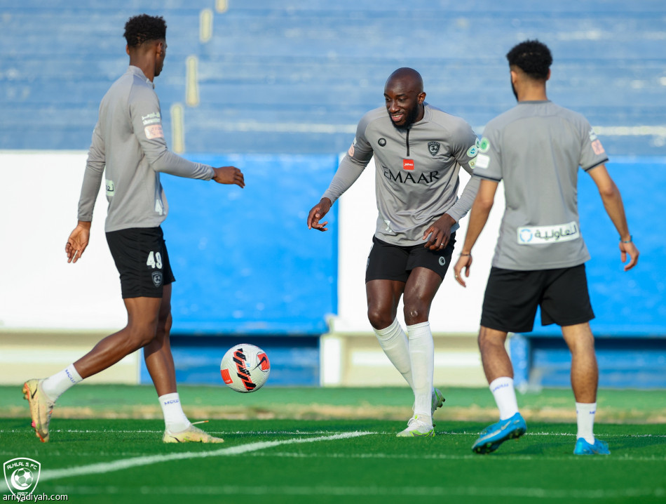 الهلال يستعيد عطيف.. والإصابة تغيب هيون والقحطاني