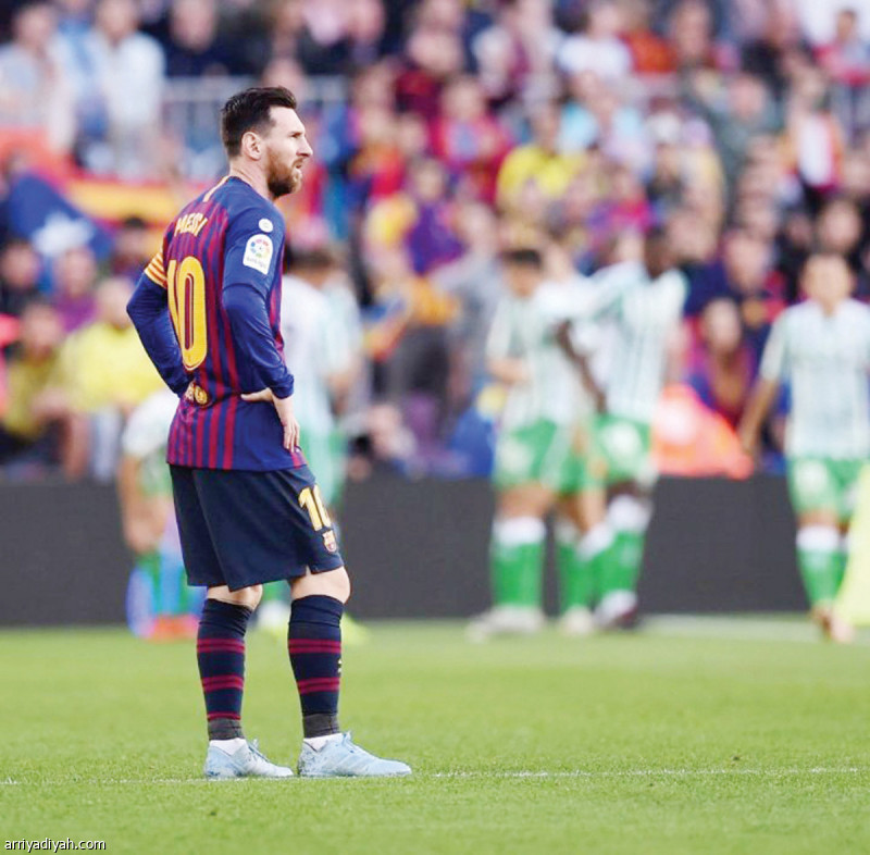 صورة التقطت للأرجنتيني ليونيل ميسي قائد برشلونة متأثرا بالهزيمة أمام بيتيس في الجولة الماضية من الدوري الإسباني في ملعب كامب نو (أرشيفية)