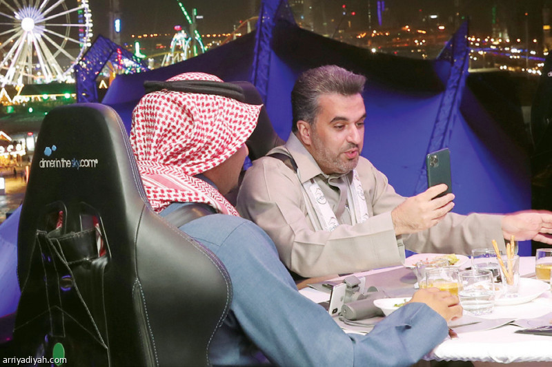 عشاء السحاب..
أكبر مطعم معلق في العالم