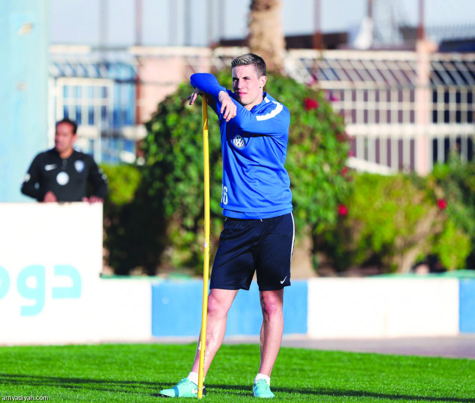 الهلال يتأهب خلف الأبواب المغلقة