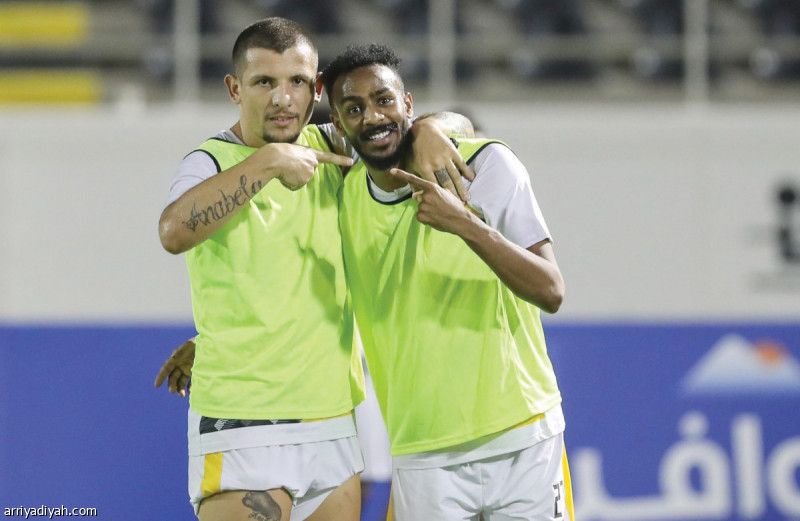 صورة التقطت أمس للأرجنتيني إيميليانو فيشيو وحمدان الشمراني ثنائي فريق الاتحاد الأول لكرة القدم عقب نهاية التدريبات (المركز الإعلامي ـ الاتحاد)