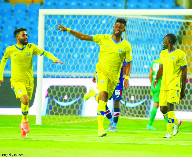 صورة التقطت أمس لمنصور المولد لاعب فريق التعاون الأول لكرة القدم ينطلق فرحًا بعد تسجيله الهدف الثالث في مرمى العدالة.. ويظهر خلفه زميله عبدالمجيد السواط محتفلًا بالفوز فيما يبدو البورندي أميسي زميلهما سعيدًا (المركز الإعلامي ـ الدوري السعودي)