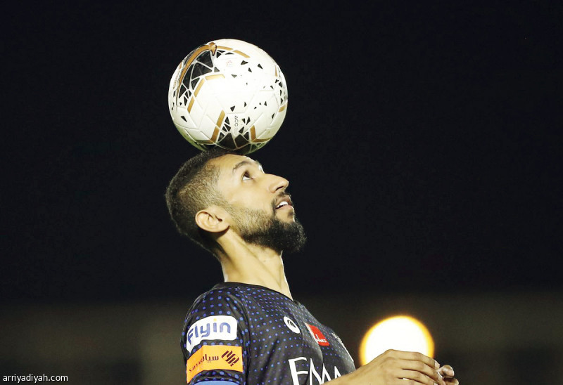 صورة التقطت أمس لسلمان الفرح لاعب فريق الهلال الأول لكرة القدم يداعب الكرة خلال التدريبات (المركز الإعلامي ـ الهلال)