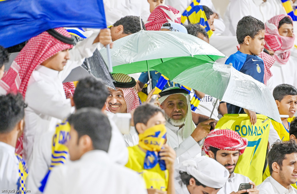 تحت الأمطار.. السجادات والمظلات تقي النصراويين في نجران