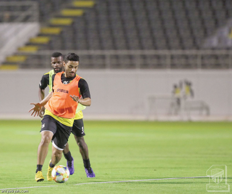 صورة التقطت أمس لعبد العزيز العرياني لاعب فريق الاتحاد ينطلق بالكرة وسط محاولة من منصور الحربي زميله لإيقافه خلال التدريبات (المركز الإعلامي ـ الاتحاد)