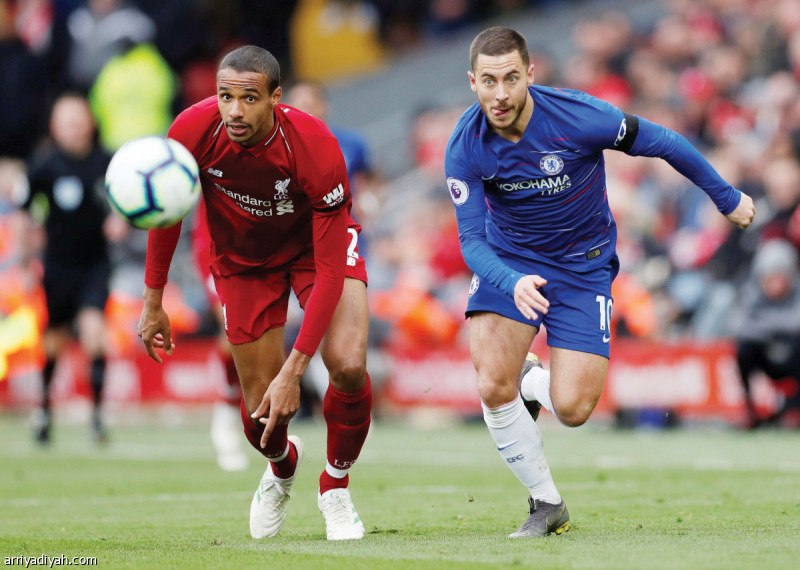 صورة التقطت أمس الأول للبلجيكي إيدين هازارد لاعب تشيلسي الإنجليزي ينطلق بالكرة وإلى جانبه الكاميروني ماتيب لاعب ليفربول الإنجليزي (الألمانية)