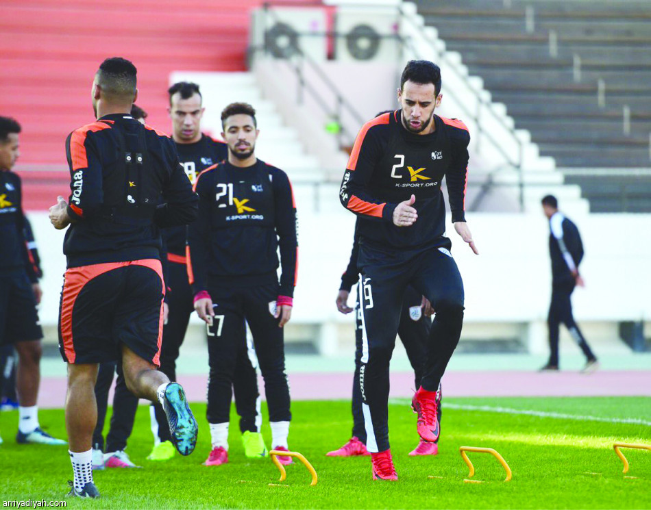 3 يجبرون كارينيو على تغيير التشكيلة