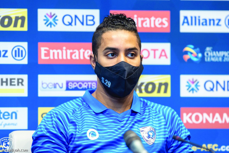 صورة التقطت أمس لسالم الدوسري لاعب فريق الهلال الأول لكرة القدم خلال المؤتمر الصحافي للحديث عن مواجهة باختاكور في الجولة الرابعة (المركز الإعلامي ـ الهلال)