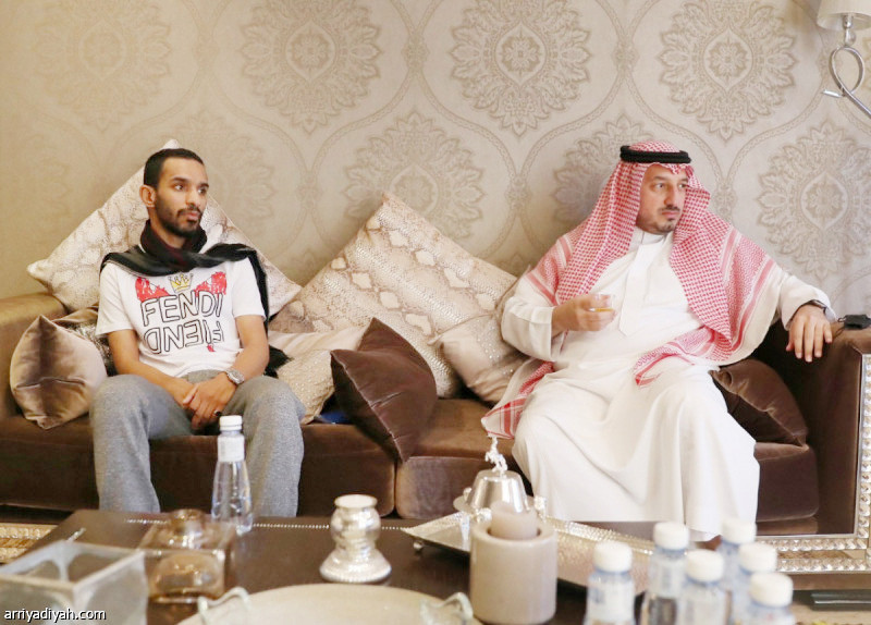 صورة التقطت أمس لياسر المسحل رئيس الاتحاد السعودي لكرة القدم أثناء زيارته لخالد الزيلعي اللاعب السابق في منزله تصوير: صالح الغنام