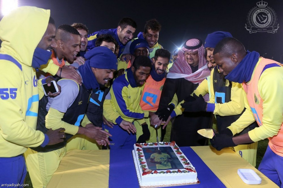 النصراويون يحتفلون بعوض خميس