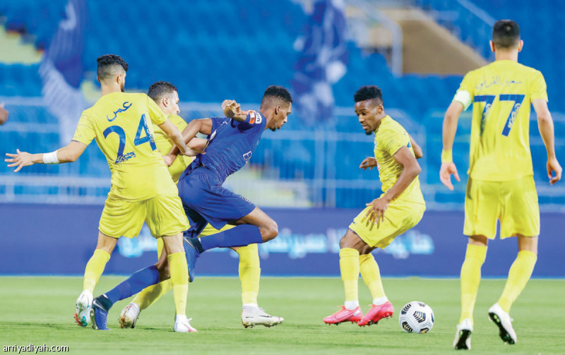 صورة التقطت أمس لمحمد كنو لاعب الهلال محاصرًا من قبل لاعبي العين تصوير: بدر الحمد