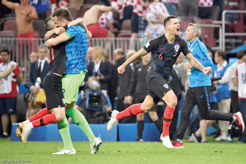 صورة التقطت أمس من الفرحة الكبيرة للاعبي منتخب كرواتيا بعد إطلاق شاكير الحكم التركي صافرة نهاية مواجهتهم أمام منتخب إنجلترا التي كسبوها 2-1 في الدور نصف النهائي من كأس العالم 2018 ليضربوا موعدًا في النهائي مع الفرنسيين الأحد المقبل (رويترز)