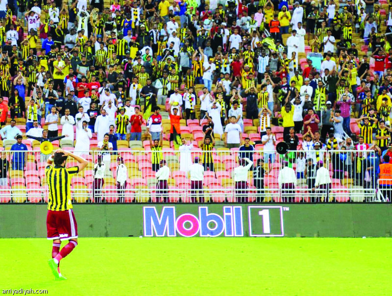 صورة التقطت أمس لفهد الأنصاري، لاعب الفيصلي، يرد التحية لجماهير الاتحاد بعد نهاية المباراة