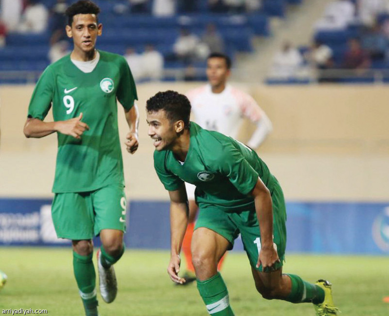 صورة التقطت أمس لأحمد البصاص لاعب المنتخب السعودي لكرة القدم تحت 19 عامًا يحتفل مع محمد مران زميله بأحد أهدافه الثلاثة في مرمى منتخب الهند خلال المباراة التي انتهت بفوز الأخضر “4ـ0” في الخبر ضمن التصفيات المؤهلة إلى كأس آسيا للشباب (المركز الإعلامي ـ اتحاد القدم السعودي)
