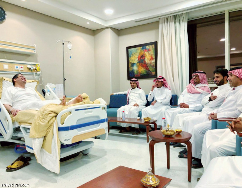 صورة التقطت أمس محمد القاسم رئيس التعاون والسكاكر وأعضاء الإدارة خلال زيارة للحميد على السرير الأبيض (المركز الإعلامي ـ التعاون)