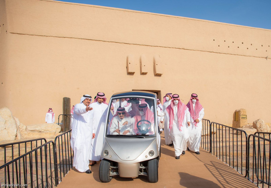 Der Hüter der beiden Heiligen Moscheen besucht das Hauptquartier des Emirats Riad und den Masmak-Palast