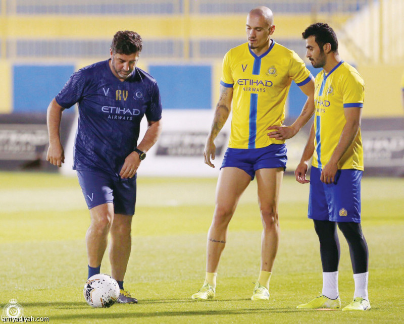 صورة التقطت أمس للبرتغالي فيتوريا مدرب فريق النصر الأول لكرة القدم يقدم شرحًا للبرازيلي مايكون والمنصور أثناء تدريبات تخليص الكرات تصوير: عبد العزيز النومان