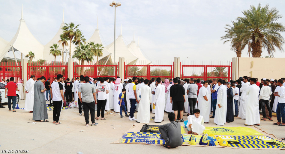 متجر النصر..
سباق على التذاكر والقمصان