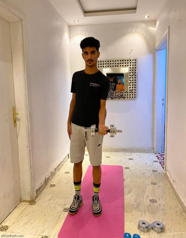 صورة التقطت أمس لعبد الرحمن الهاشم يؤدي تدريباته بمنزله في جيزان (صورة خاصة بالرياضية)