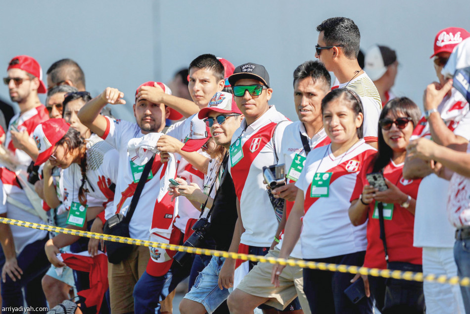 مران المنتخب البيروفي يلقى متابعة كبيرة من جانب الجماهير