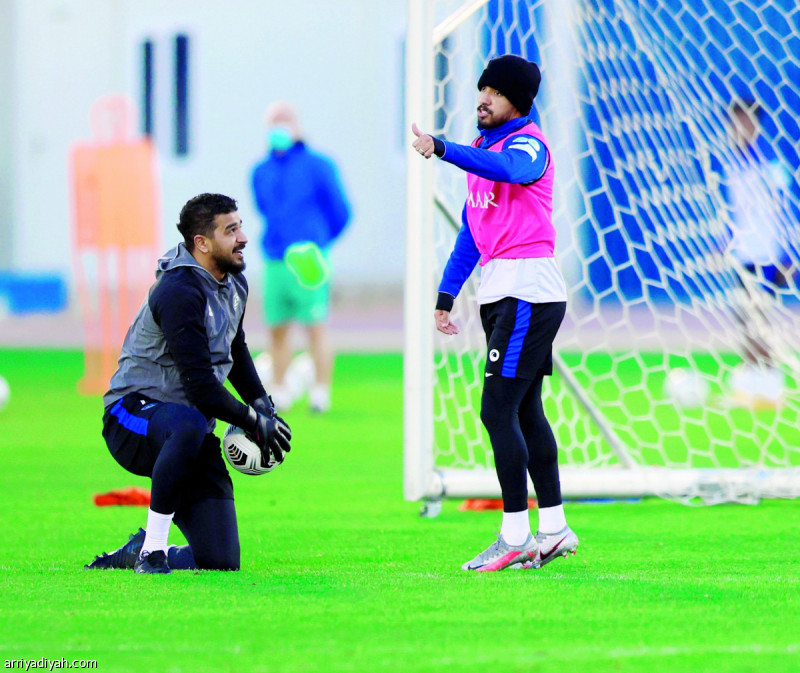 صورة التقطت أمس الأول لعبد الله المعيوف حارس فريق الهلال خلال مشاركته في المناروة وبجانبه هتان باهبري (المركز الإعلامي ـ الهلال)