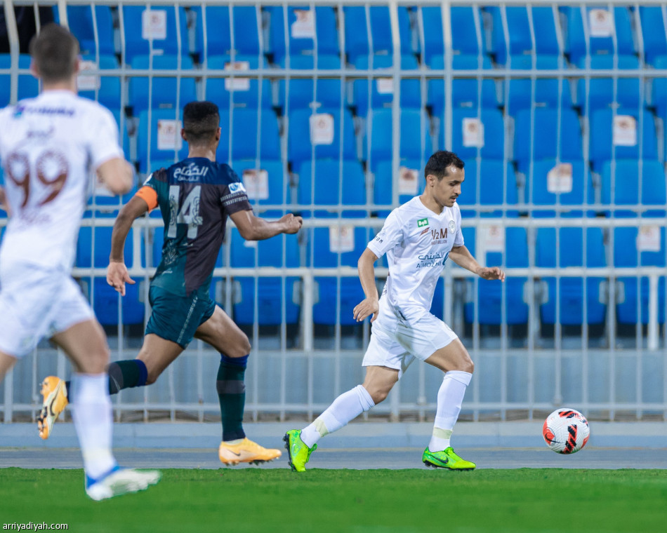 الفتح يهدد الهلال بثلاثية الشباب