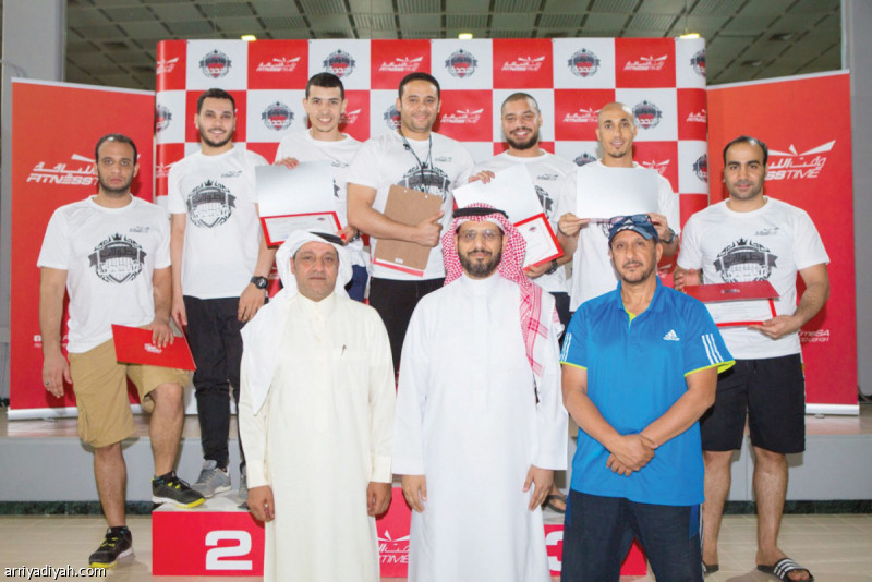 صورة التقطت أمس من تتويج علي عون الفائزين بجوائز البطولة (الرياضية)