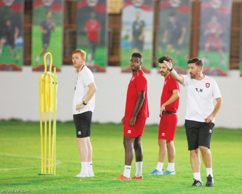 صورة التقطت أمس للبلجيكي بيسنيك هاسي مدرب فريق الرائد الأول لكرة القدم يوجه لاعبيه أثناء التدريبات (المركز الإعلامي ـ الرائد)