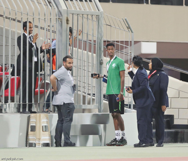 صورة التقطت أمس لمحمد كنو لاعب المنتخب السعودي الأول لكرة القدم يستمع إلى حديث إحدى المسؤولات في ملعب البحرين الوطني قبل مباراة الأخضر أمام اليمن في التصفيات الآسيوية المؤهلة إلى نهائيات كأس العالم 2022 وكأس آسيا 2023