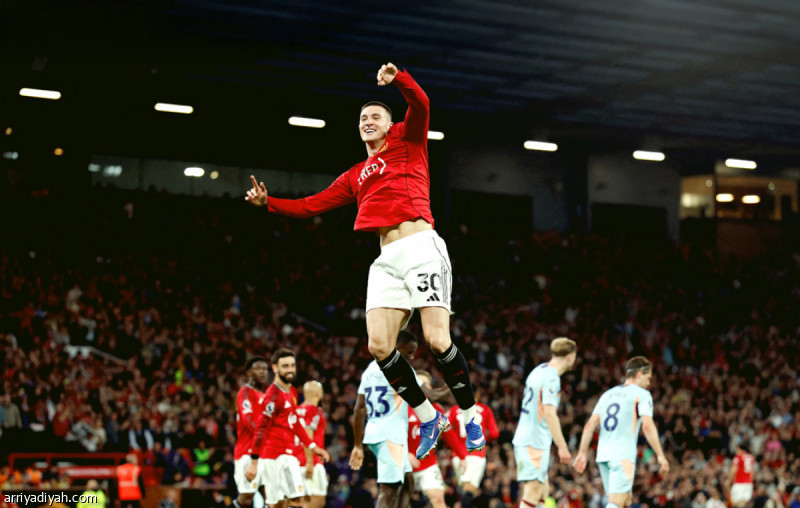 يونايتد يلامس الأبطال بثنائية برنتفورد